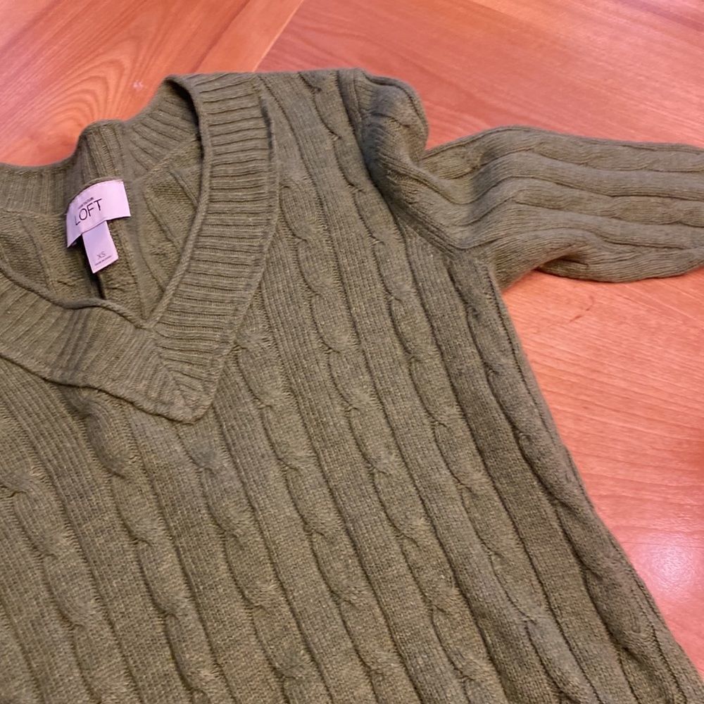 ‎Loft green v neck sweater cable